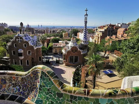 Vista panorámica del Parque Güell con sus mosaicos y casas modernistas en Barcelona