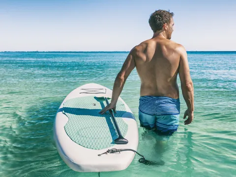 Clase grupal de paddle surf en Caleta de Fuste