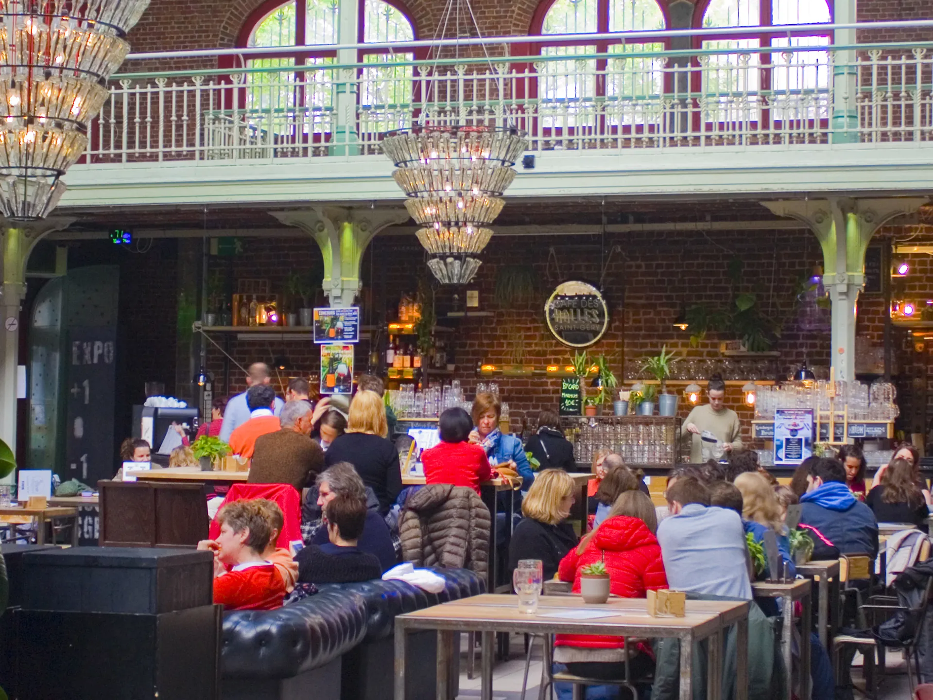 Interior del Mercado Saint-Géry de Bruselas