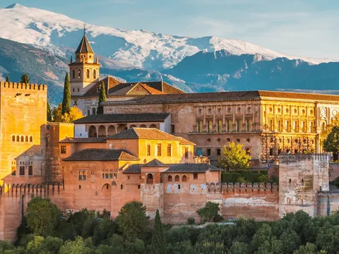 La Alhambra con Sierra Nevada nevada al fondo, en Granada