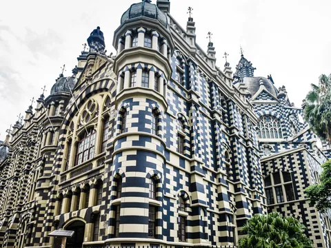 Edificio Rafael Uribe Uribe que adorna la plaza Botero.