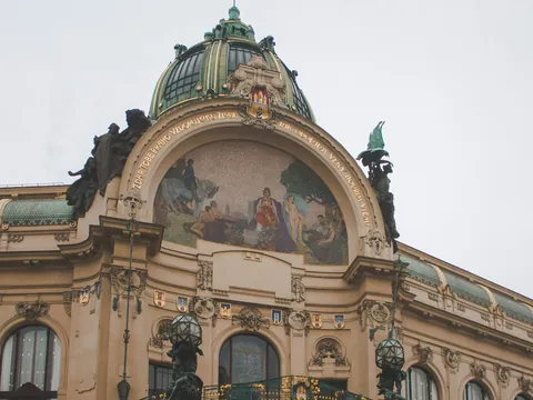 Fachada modernista de la Casa Municipal en el casco viejo de Praga