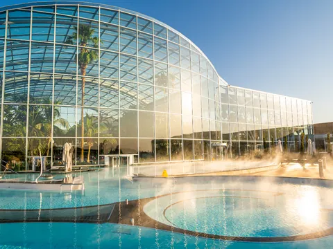 Therme Bucuresti es un complejo wellnes ideal para parejas, familias y cualquier persona que esté de viaje por Bucarest.