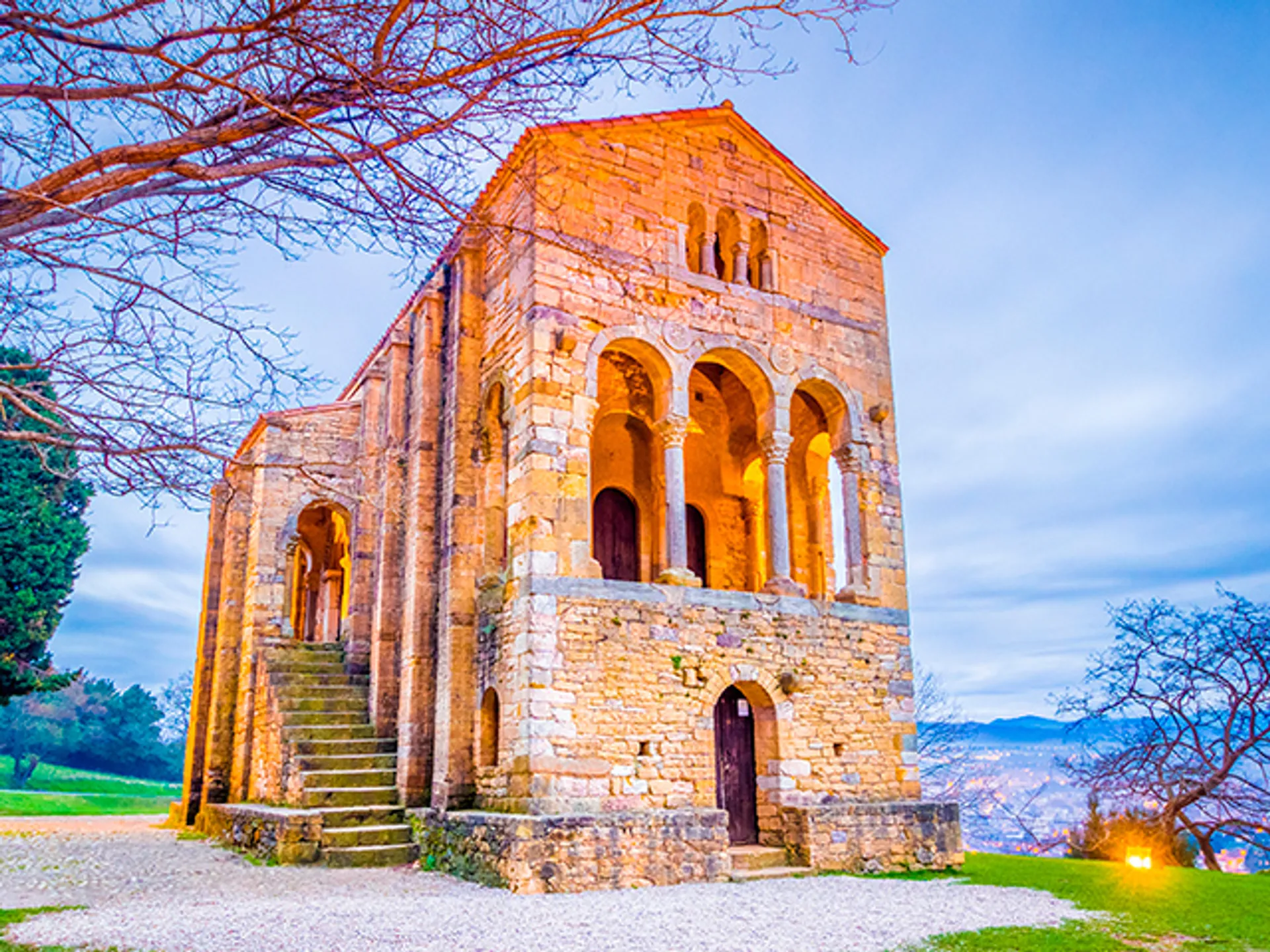 Atardecer en la Iglesia de Santa Maria del Naranco en Oviedo