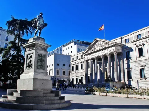 Bajando por la Carrera de San Jerónimo, encontramos el Congreso de los Diputados, en la plaza de las Cortes.