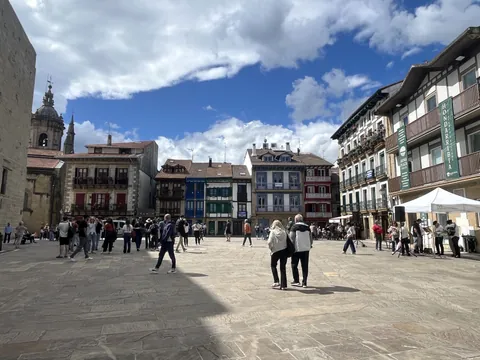 Excursionistas en Hondarribia con buendía