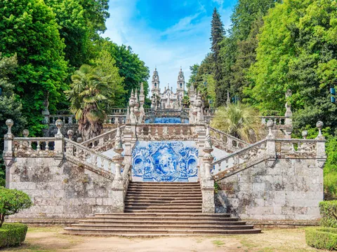 Escalinata del Santuario de Nossa Senhora dos Remédios rodeada de jardines.