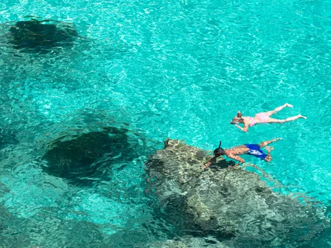 Personas realizando snorkel en una cala de Mallorca