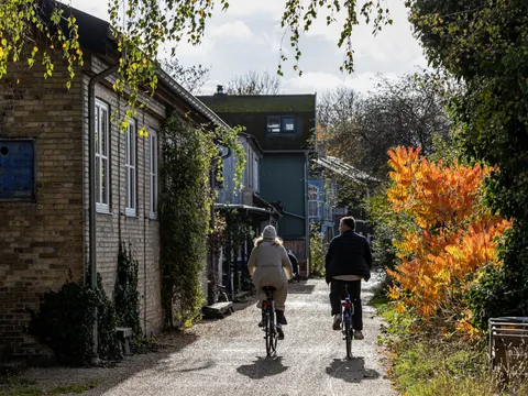 Ciclistas en el barrio alternativo de Christiania, Copenhague
