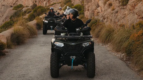 Un grupo sale en quad a recorrer la bahía de Pollenca.