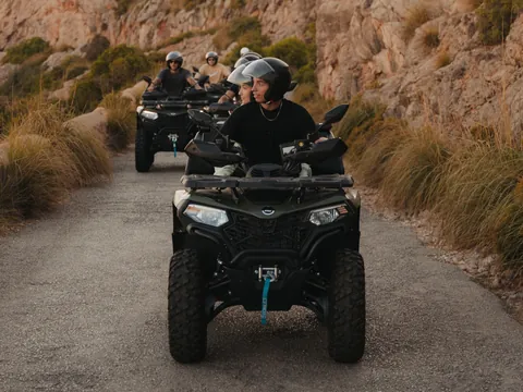 Un grupo sale en quad a recorrer la bahía de Pollenca.