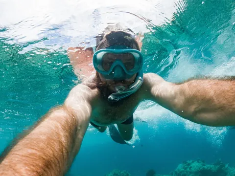 Hombre practicando snorkel en las aguas de Tenerife