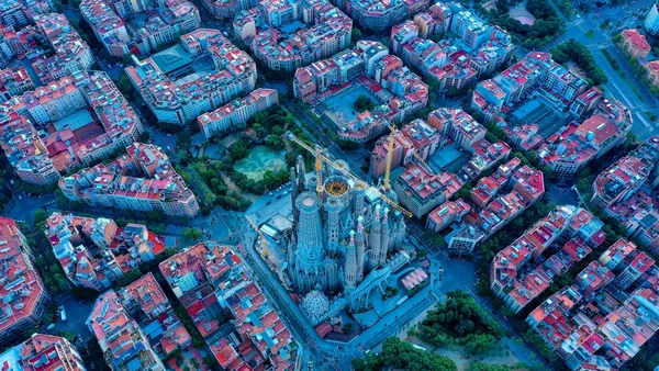 Vista aérea Sagrada Familia y trazado urbano de Barcelona.