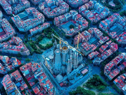Vista aérea Sagrada Familia y trazado urbano de Barcelona.