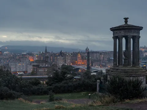 Monumento Nacional de Escocia en Calton Hill con vistas panorámicas del skyline de Edimburgo
