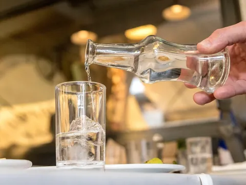 Servicio de bebida tradicional transparente en vaso con hielo en Atenas