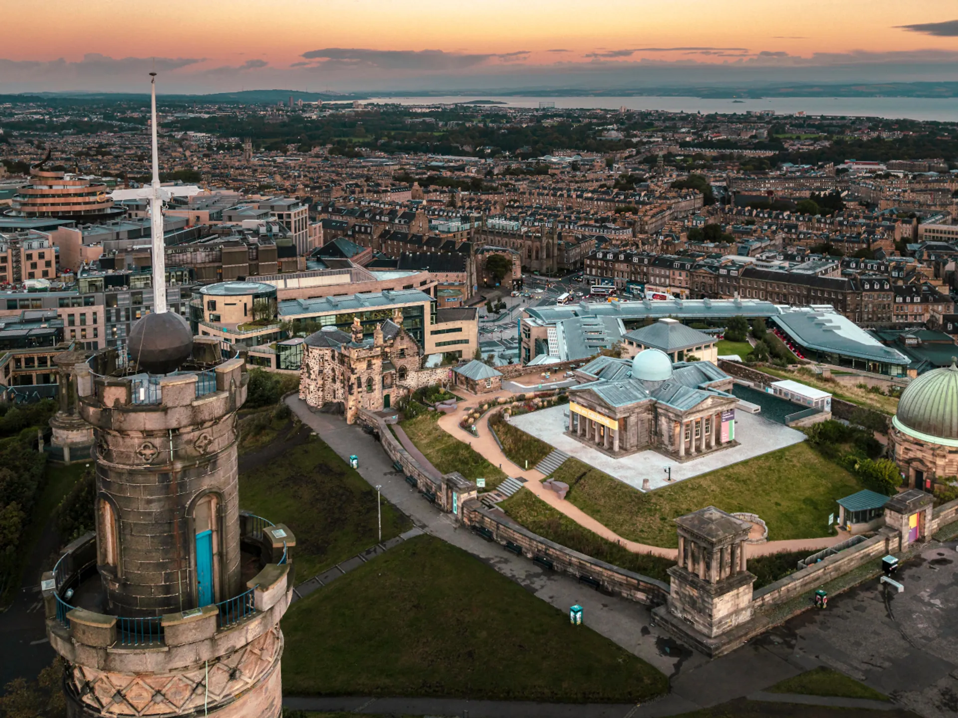 Calton Hill - Barrios de Edimburgo - Qué ver en Edimburgo - Guía de Viajes Edimburgo - Buendía Tours