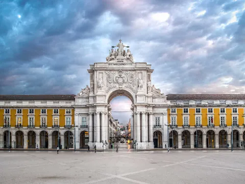 Arco de la Rua Augusta en la Plaza del Comercio al amanecer.