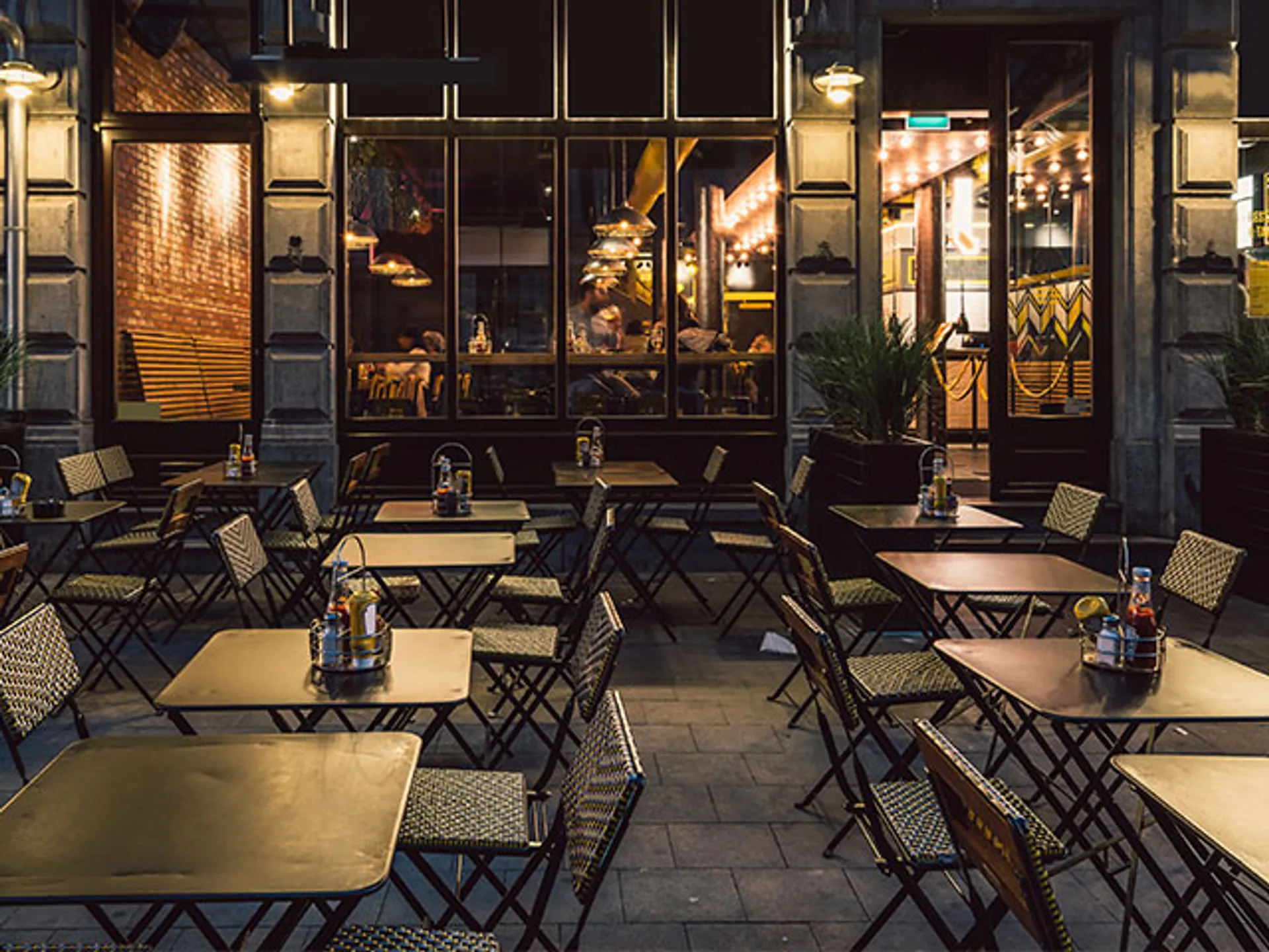 Cafe Restaurante de noche en Bruselas