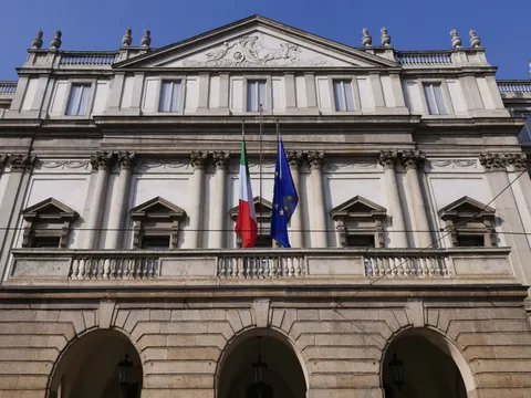 Fachada neoclásica del Teatro de la Scala en Milán