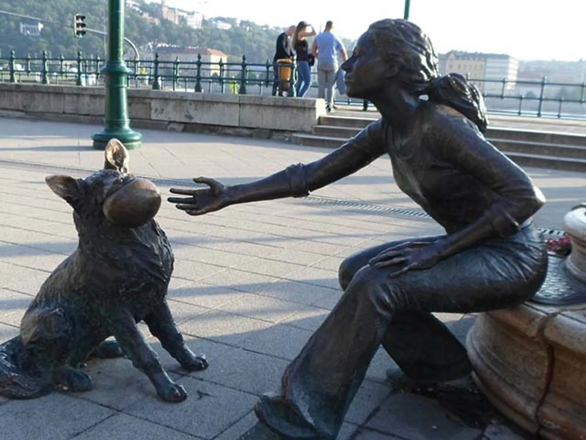 Estatua La ñiña y el perro, cerca de la princesita-guía de viaje Budapest buendiatours