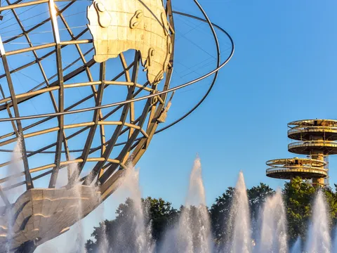 Icónico Unisphere o globo metálico de Men in Black con fuentes en Flushing Meadows, Queens