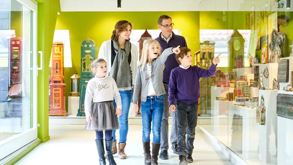 Familia visitando el museo del chocolate de Bruselas.