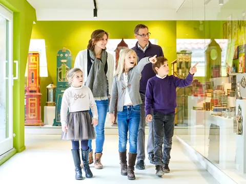 Familia visitando el museo del chocolate de Bruselas.