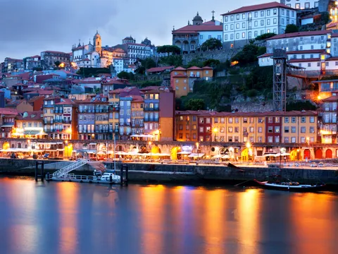 Casas de la Ribeira iluminadas junto al río Duero en Oporto