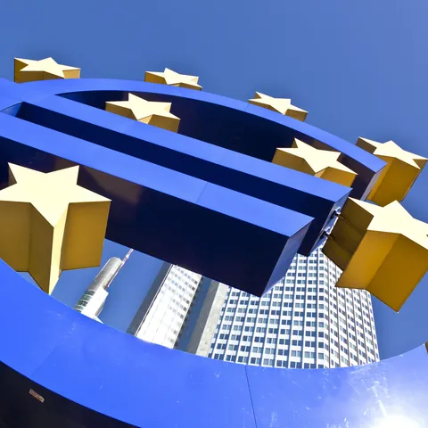 Cartel del Euro frente al EuroTower de Frankfurt, Alemania
