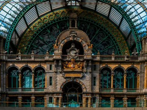 Fachada interior de la estación central de Amberes