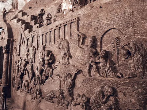 Relieve tallado en sal en la capilla subterránea de Wieliczka, Polonia