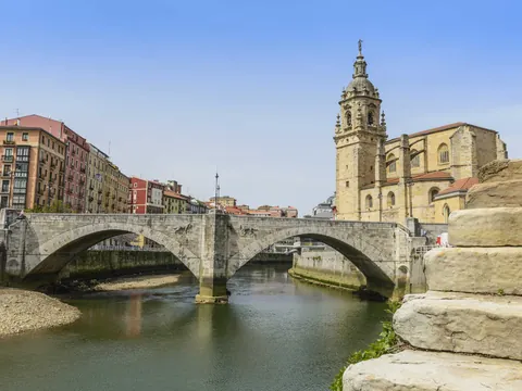 Puente de San Antón y la iglesia de San Antón sobre la ría de Bilbao