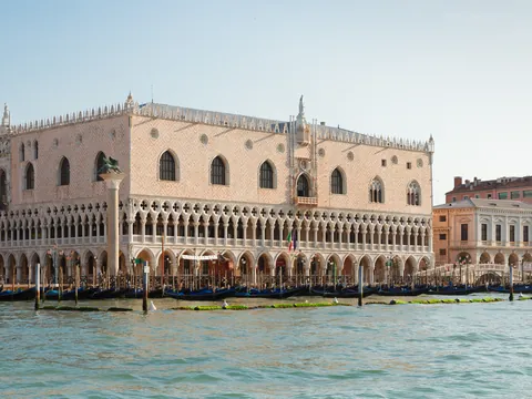 Fachada del Palacio Ducal frente al canal en Venecia