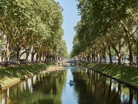 Königsallee, o calle del Rey, una de las avenidas más elegantes, famosas y señoriales de Düsseldorf.