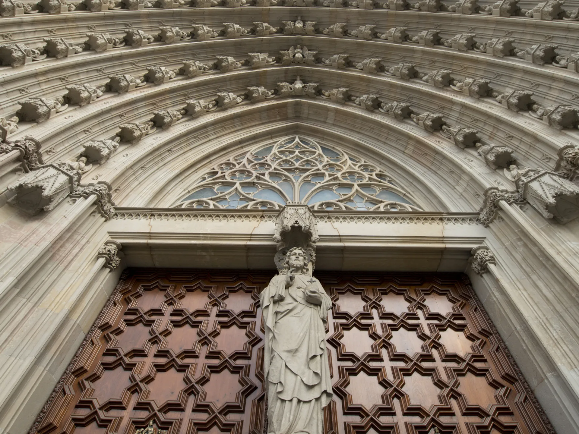 Puertas de la Catedral de Barcelona - Catedral de Barcelona - Qué ver en Barcelona - Guía de Viajes Barcelona - Buendía Tours
