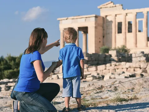 Familia observando el Erecteón en la Acrópolis de Atenas, Grecia