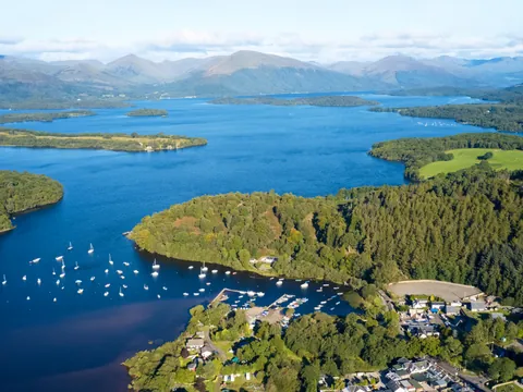 Lago Lomond, el lago más grande del Reino Unido situado en Balloch