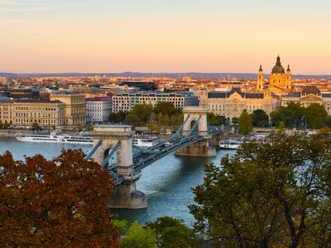 Vistas del Puente de las Cadenas y Pest al atardecer desde la colina de Buda