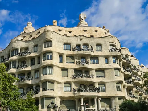 Fachada ondulada y balcones de La Pedrera en Barcelona