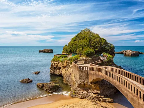 Rocher du Basta con pasarela sobre el mar en Biarritz, costa francesa