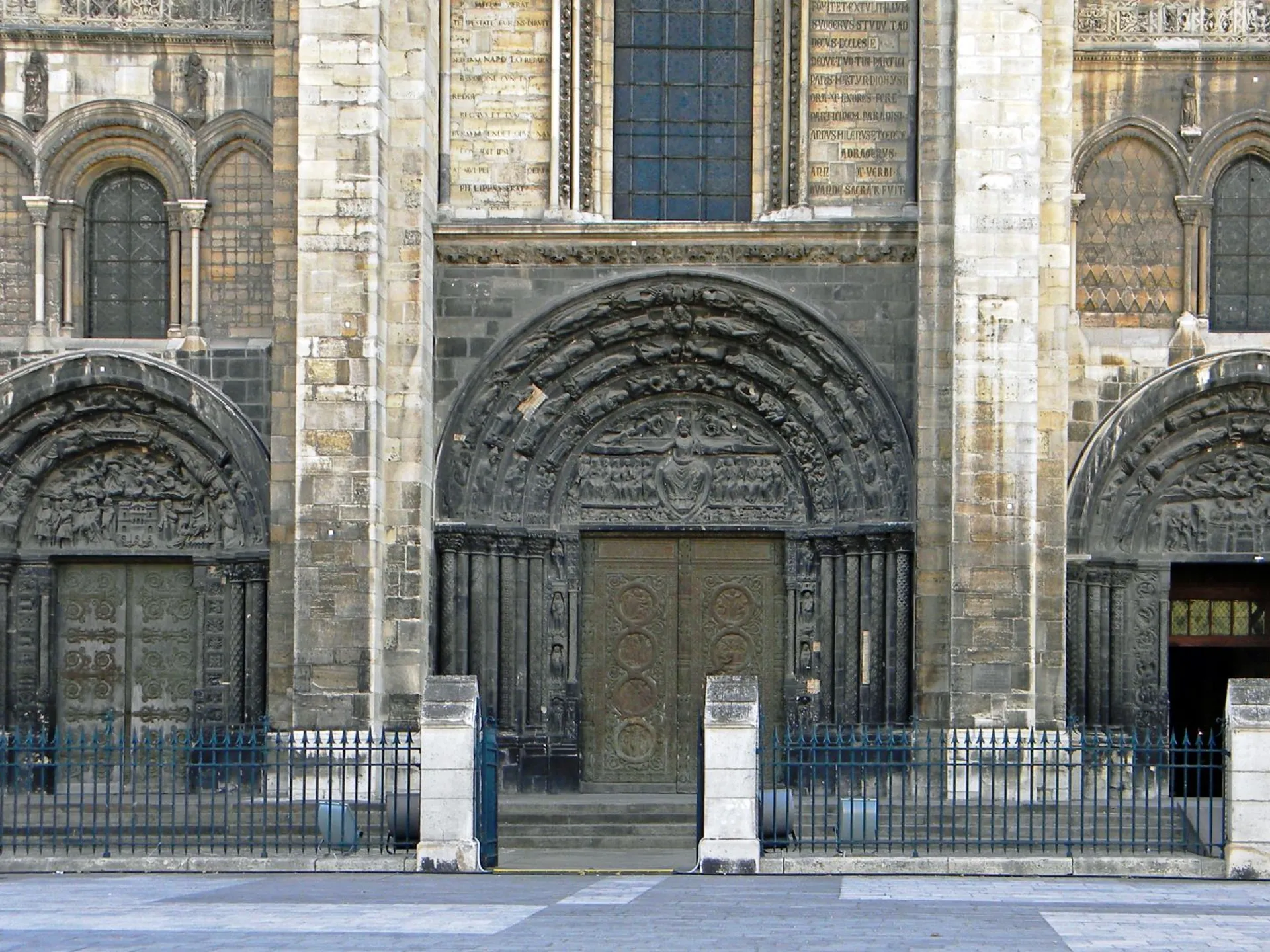 Fachada de la Basílica de Saint Denis de París - Guía de viaje París - Qué ver en París - Buendia Tours