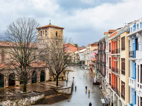 Iglesia de Sabugo y calles del casco histórico de Avilés