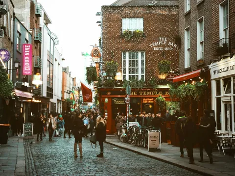 Vista de la famosa fachada del pub The Temple Bar en Dublín