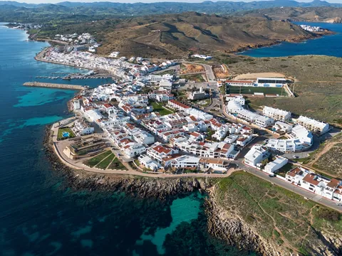 Vista aérea del pueblo costero de Fornells y su bahía, al norte de Menorca