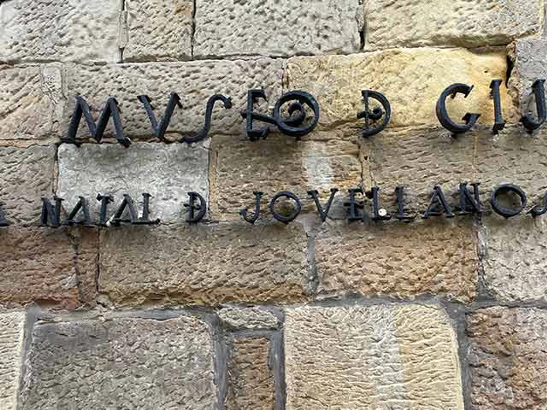 Letrero del Museo Casa Natal de Jovellanos en Gijón- Museos de Gijón-Qué ver en Gijón-Guía de Viajes Buendía Tours