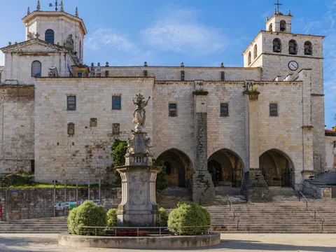Catedral de Santander (Nuestra Señora de la Asunción) con la estatua de La Purísima en la plaza frontal, Cantabria