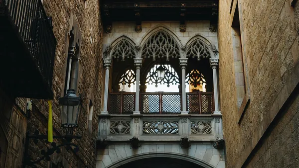 Puente del obispo neogótico en Barrio Gótico, Barcelona