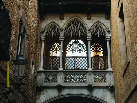 Puente del obispo neogótico en Barrio Gótico, Barcelona