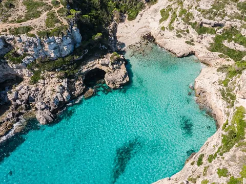 Vista aérea de las aguas y acantilados de Cala Màrmols, Mallorca